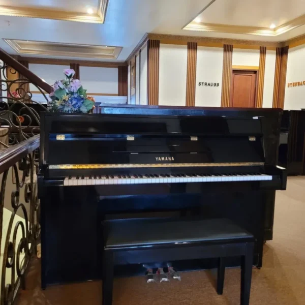 Piano Yamaha MC-101