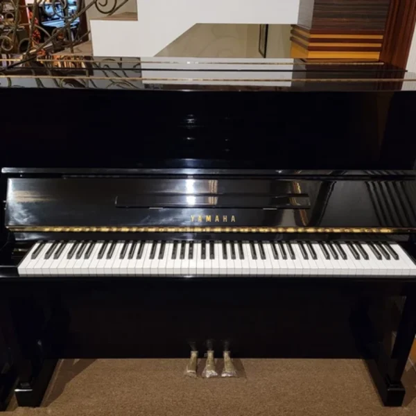 Piano Yamaha MC108