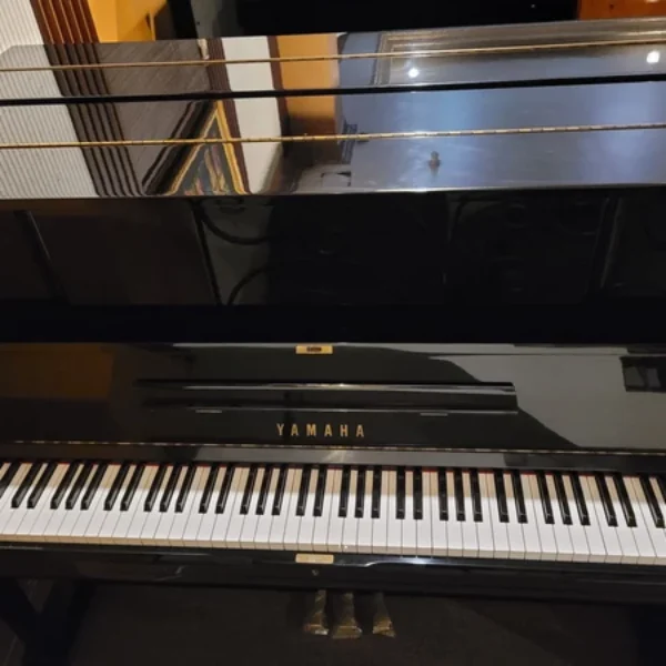 Piano Yamaha UX-1