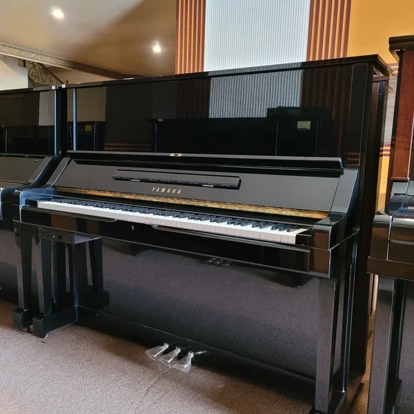 Piano Yamaha UX