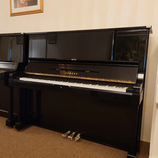 Piano Yamaha YUX
